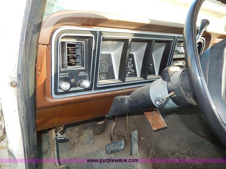 image for item I9436 1978 Ford F250 Custom flatbed truck