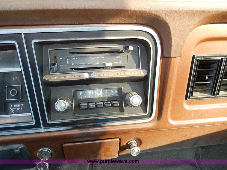 image for item I9436 1978 Ford F250 Custom flatbed truck