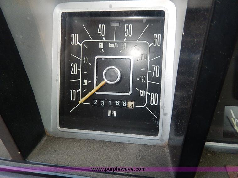 image for item I9436 1978 Ford F250 Custom flatbed truck