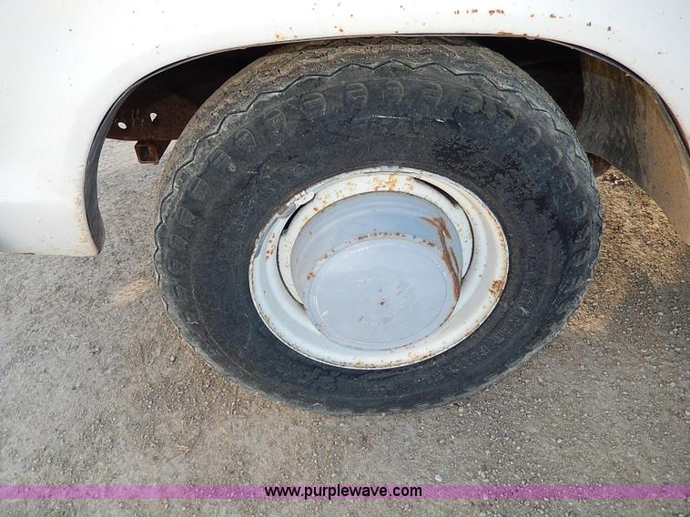 image for item I9436 1978 Ford F250 Custom flatbed truck