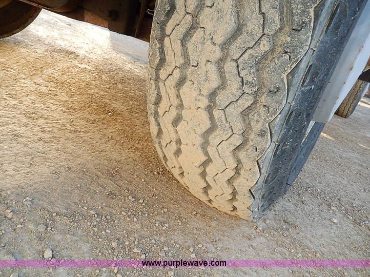 image for item I9436 1978 Ford F250 Custom flatbed truck