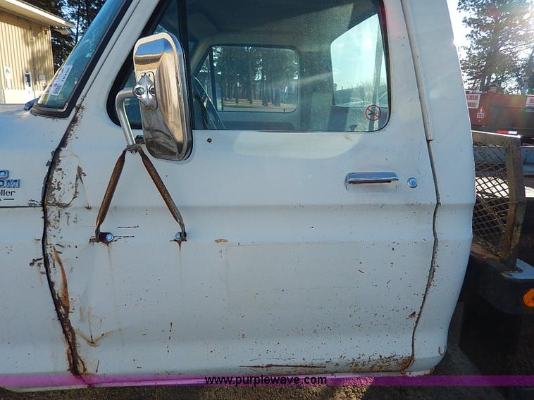 image for item I9436 1978 Ford F250 Custom flatbed truck