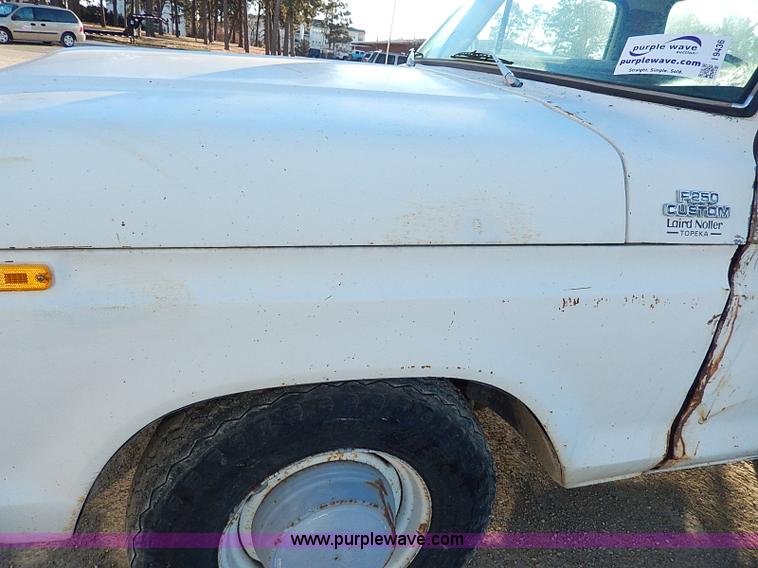 image for item I9436 1978 Ford F250 Custom flatbed truck