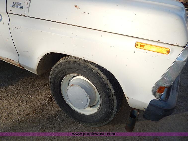 image for item I9436 1978 Ford F250 Custom flatbed truck