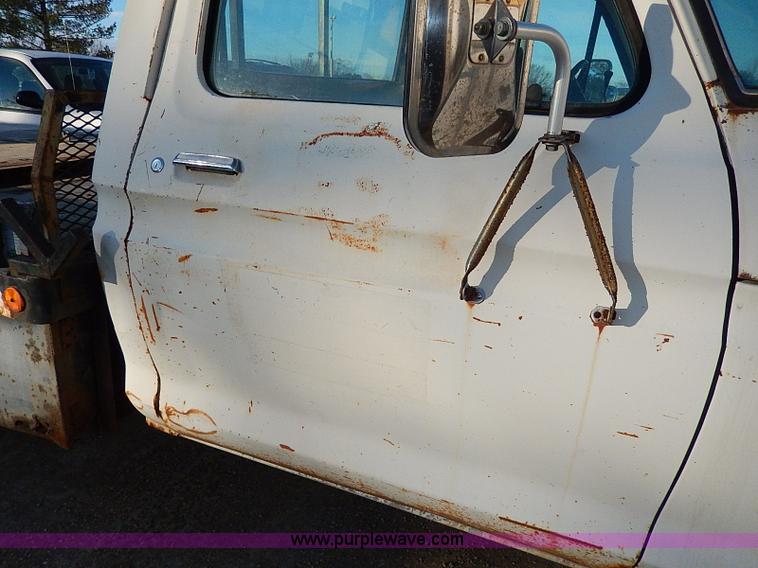 image for item I9436 1978 Ford F250 Custom flatbed truck