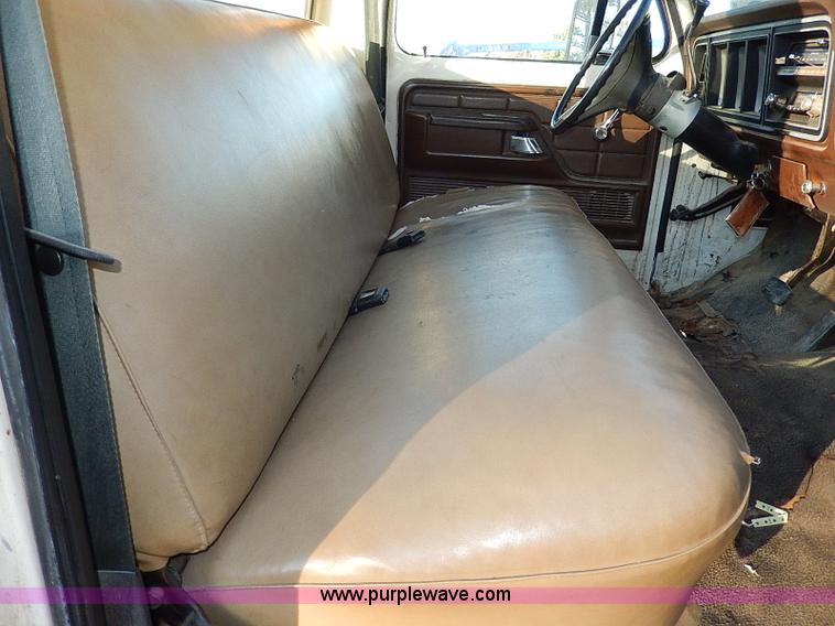 image for item I9436 1978 Ford F250 Custom flatbed truck