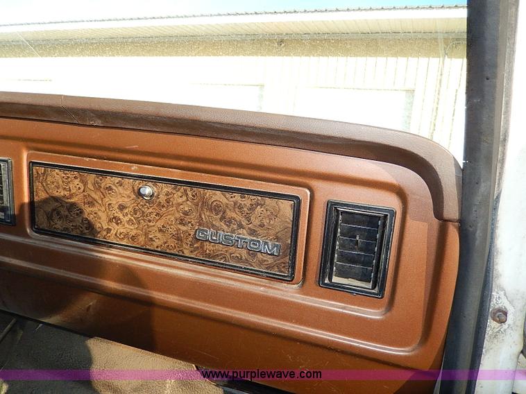 image for item I9436 1978 Ford F250 Custom flatbed truck