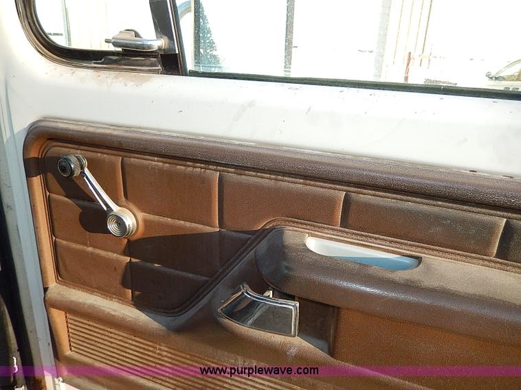 image for item I9436 1978 Ford F250 Custom flatbed truck