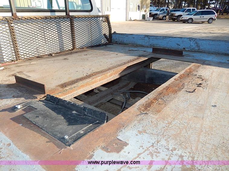 image for item I9436 1978 Ford F250 Custom flatbed truck