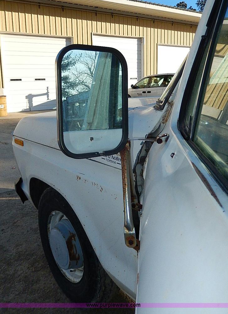 image for item I9436 1978 Ford F250 Custom flatbed truck