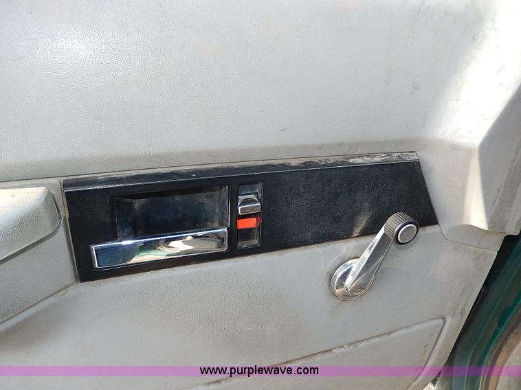 image for item I9438 1994 Chevrolet 3500 dump bed truck