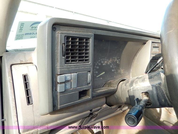 image for item I9438 1994 Chevrolet 3500 dump bed truck