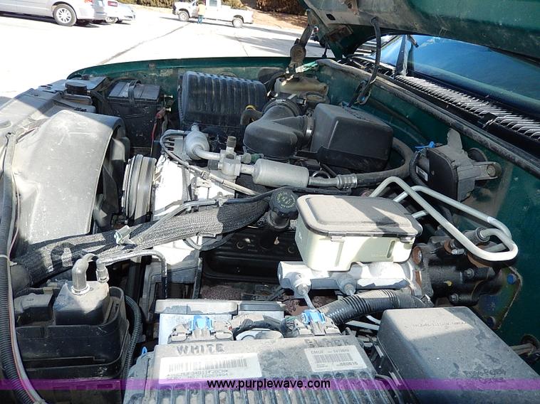 image for item I9439 1999 Chevrolet 3500 dump bed truck