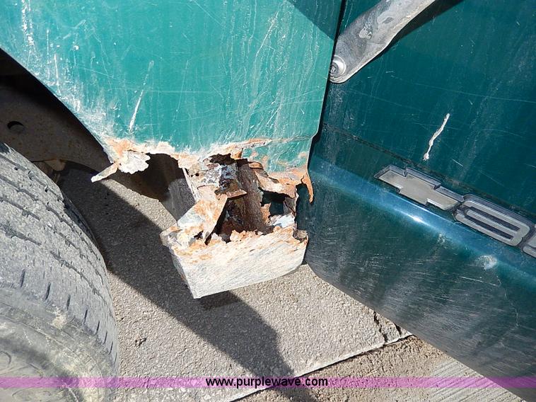 image for item I9439 1999 Chevrolet 3500 dump bed truck