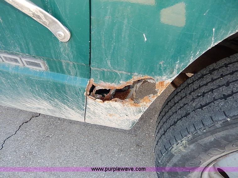 image for item I9439 1999 Chevrolet 3500 dump bed truck