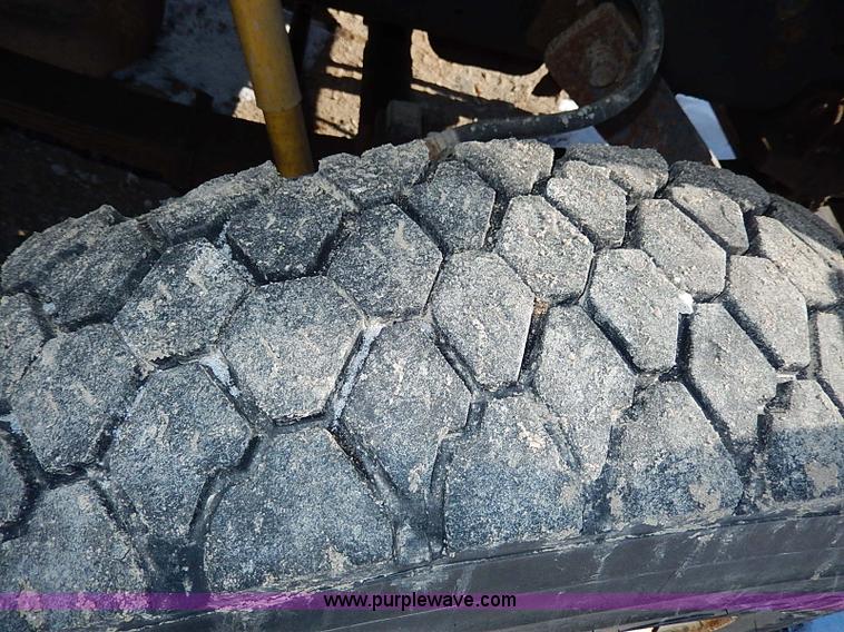 image for item I9468 1995 Ford F800 dump truck