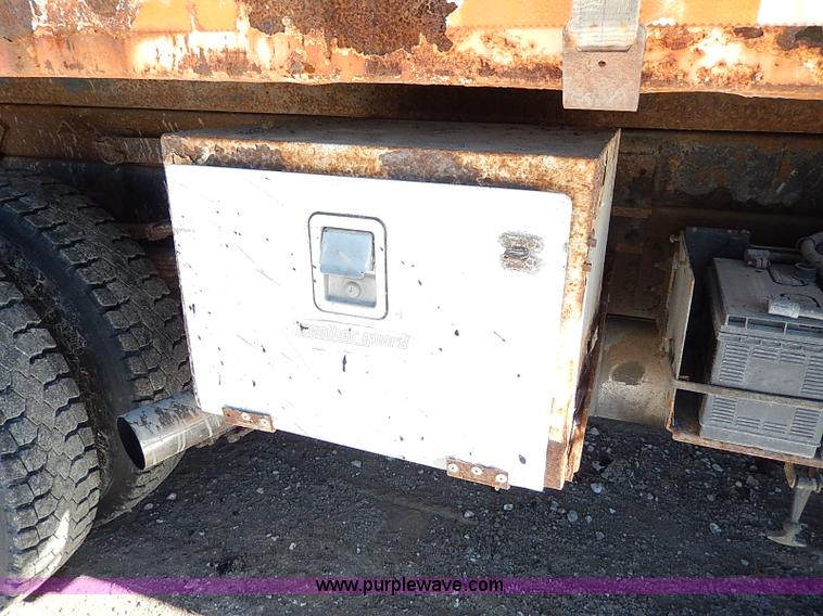 image for item I9468 1995 Ford F800 dump truck