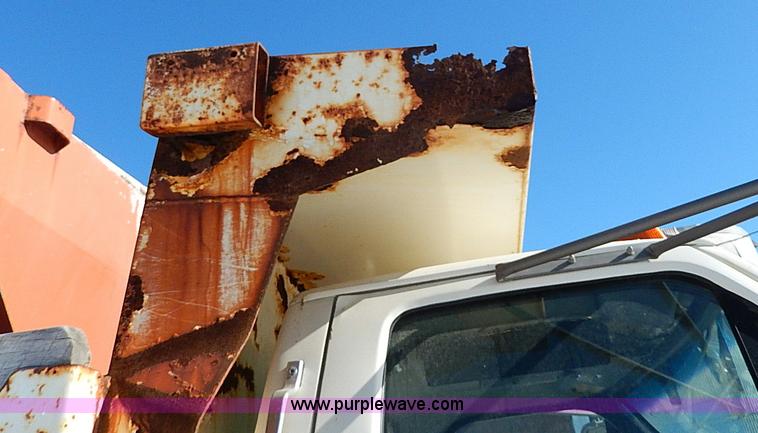 image for item I9468 1995 Ford F800 dump truck