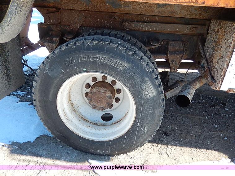 image for item I9468 1995 Ford F800 dump truck