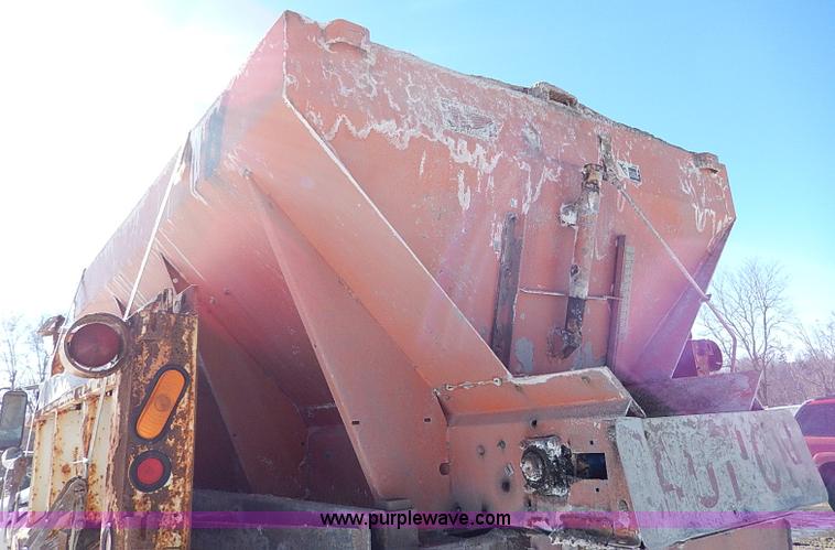 image for item I9468 1995 Ford F800 dump truck