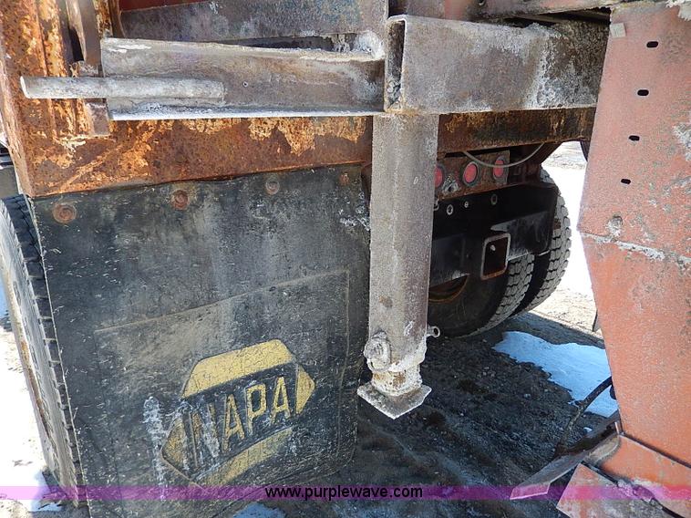 image for item I9468 1995 Ford F800 dump truck