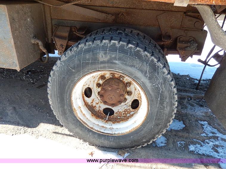 image for item I9468 1995 Ford F800 dump truck