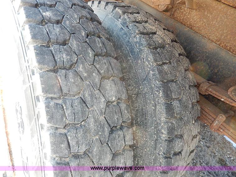 image for item I9468 1995 Ford F800 dump truck