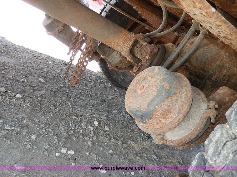 image for item I9468 1995 Ford F800 dump truck