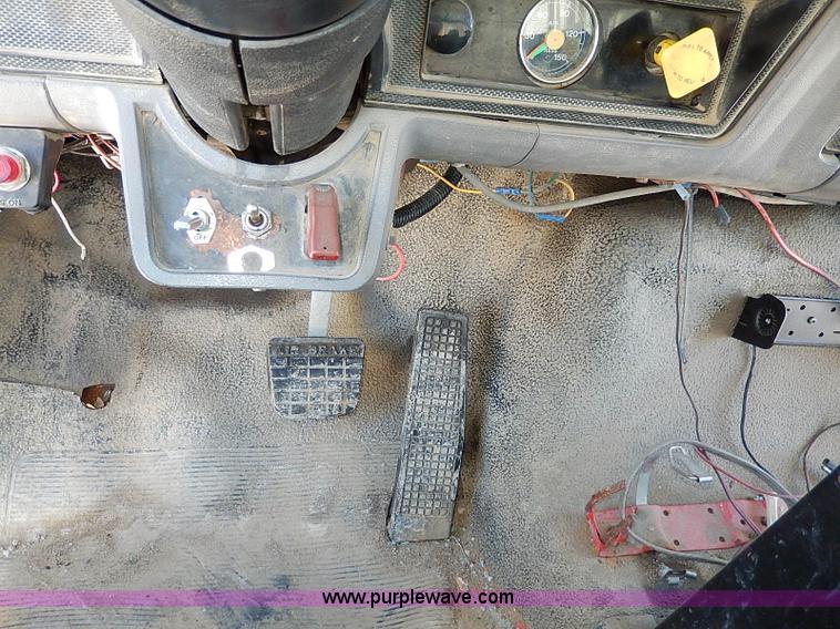 image for item I9468 1995 Ford F800 dump truck