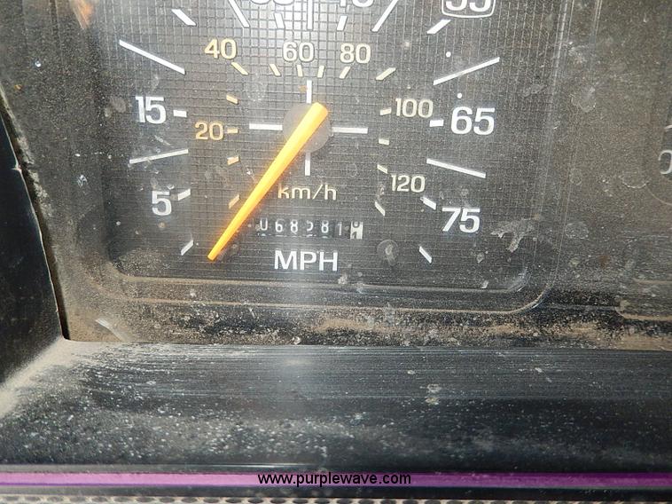 image for item I9468 1995 Ford F800 dump truck