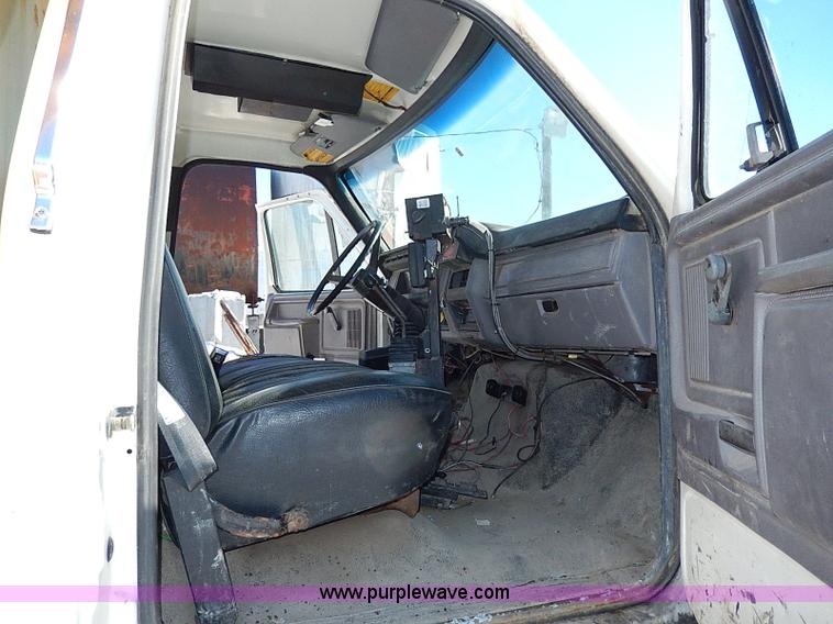image for item I9468 1995 Ford F800 dump truck