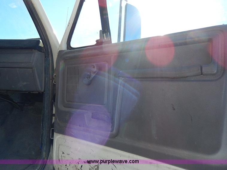 image for item I9468 1995 Ford F800 dump truck