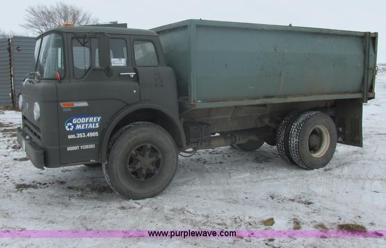 image for item E5245 1985 Ford cab over box truck