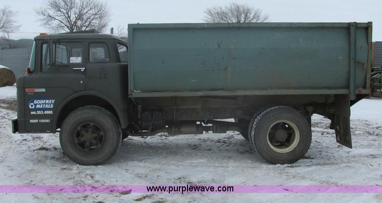 image for item E5245 1985 Ford cab over box truck