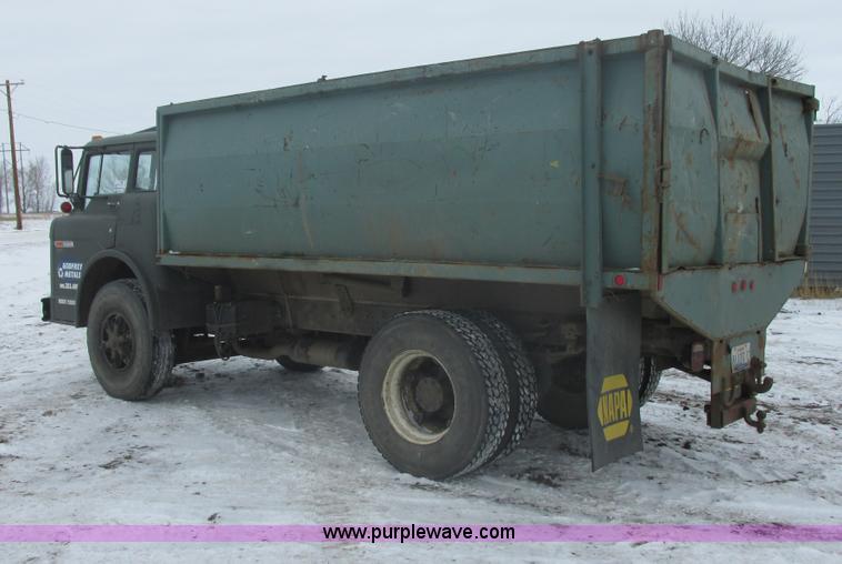 image for item E5245 1985 Ford cab over box truck