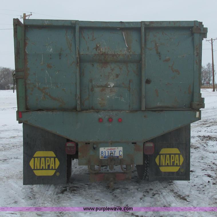 image for item E5245 1985 Ford cab over box truck
