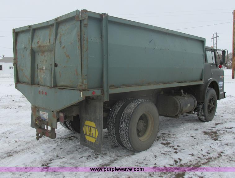 image for item E5245 1985 Ford cab over box truck