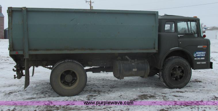 image for item E5245 1985 Ford cab over box truck