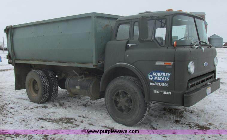 image for item E5245 1985 Ford cab over box truck