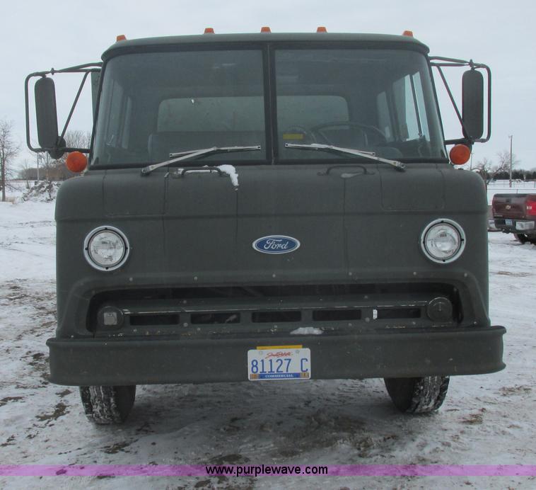 image for item E5245 1985 Ford cab over box truck