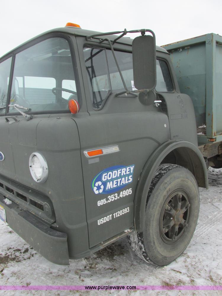 image for item E5245 1985 Ford cab over box truck
