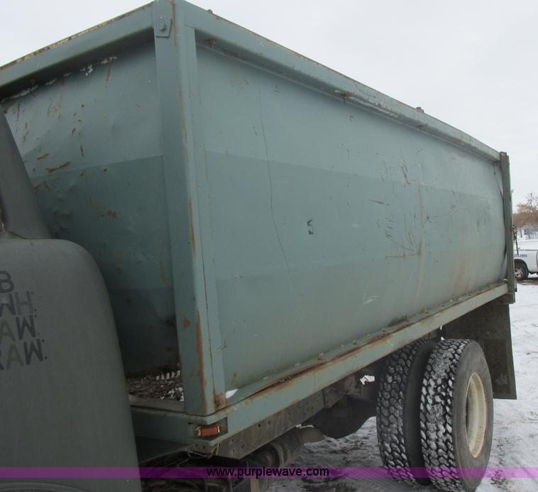 image for item E5245 1985 Ford cab over box truck