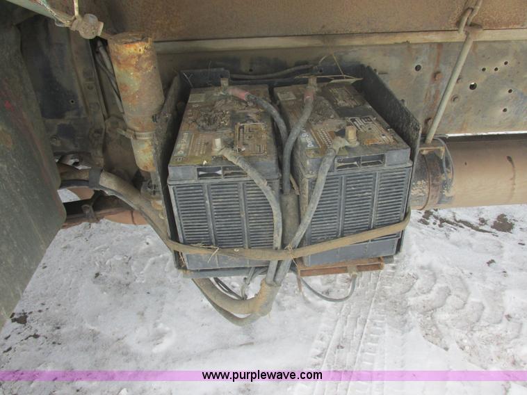 image for item E5245 1985 Ford cab over box truck