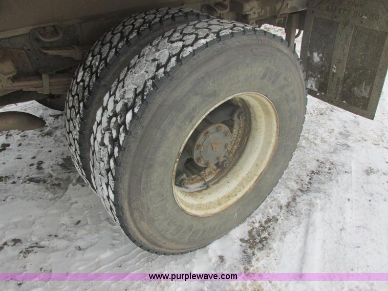 image for item E5245 1985 Ford cab over box truck