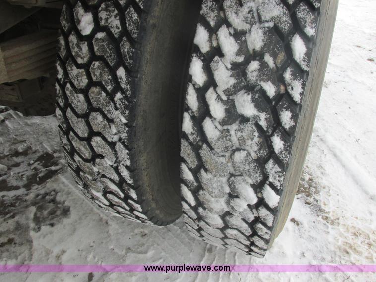 image for item E5245 1985 Ford cab over box truck