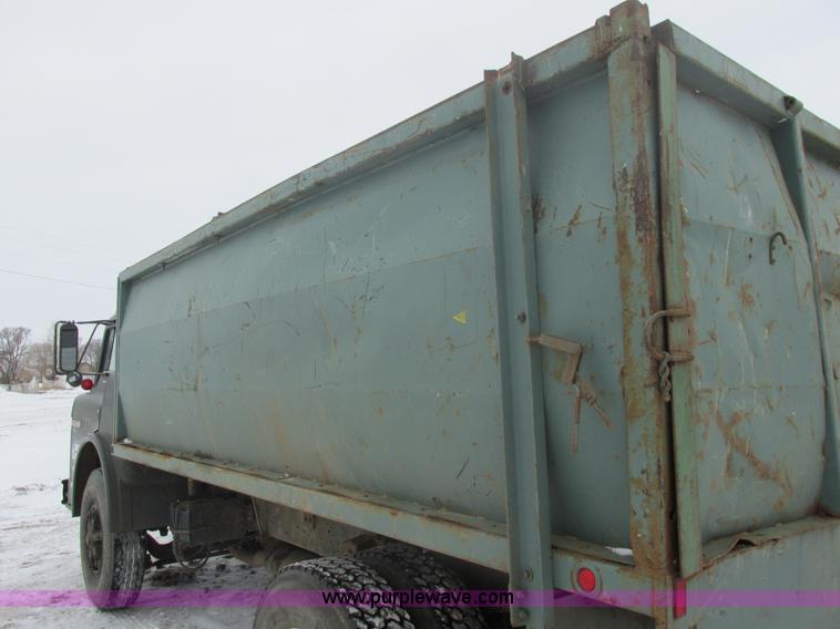 image for item E5245 1985 Ford cab over box truck