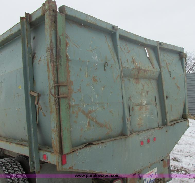 image for item E5245 1985 Ford cab over box truck