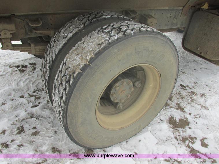 image for item E5245 1985 Ford cab over box truck