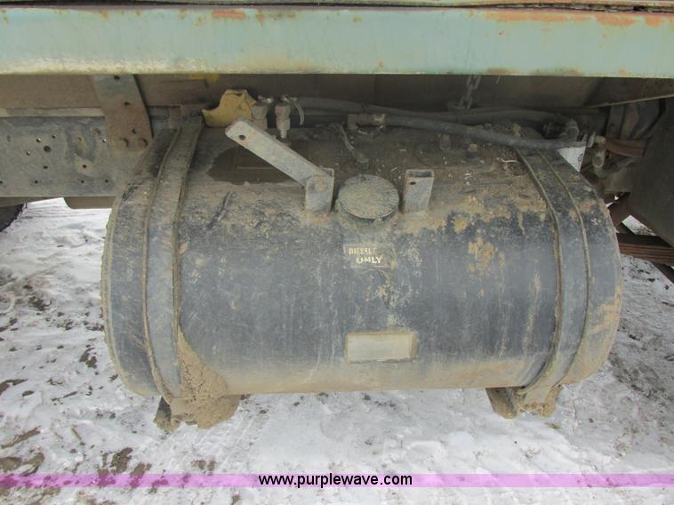 image for item E5245 1985 Ford cab over box truck