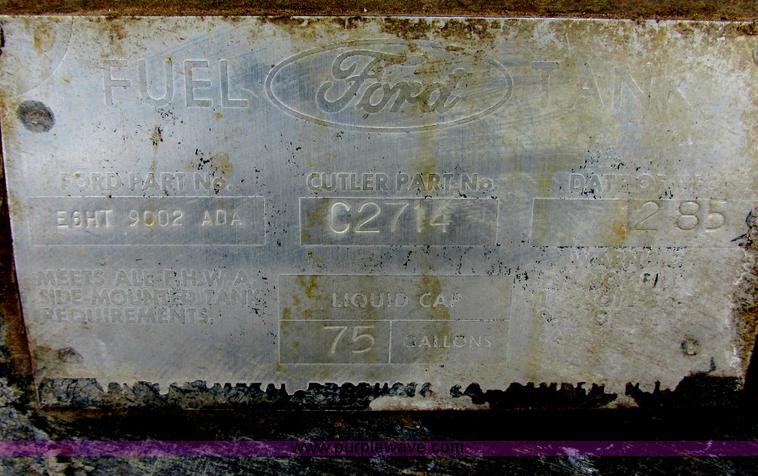 image for item E5245 1985 Ford cab over box truck